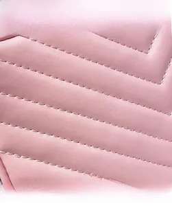 Gros plan détaillé du cuir rose souple avec surpiqûres en V de haute qualité