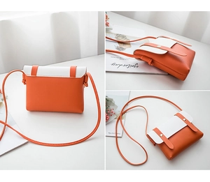 Vues détaillées d'un sac à bandoulière orange et blanc avec boutons-pression dorés et lanière