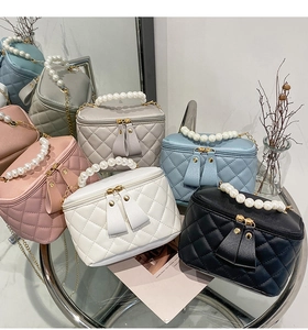 Détails des sacs seaux matelassés multicolores avec poignées en perles et chaîne d'or