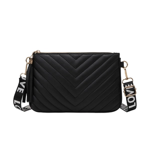 Sac bandoulière noir matelassé en V avec pompon et large sangle texte LOVE