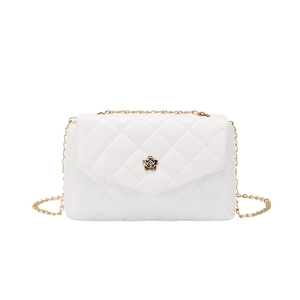 Sac bandoulière blanc matelassé avec fermoir fleur de camélia doré et bandoulière chaîne