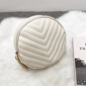 Piccola borsa rotonda bianco sporco con cuciture a V e dettaglio nappa elegante