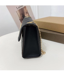 Seitenansicht der schwarzen Stepptasche mit eleganter Naht und goldener Kette