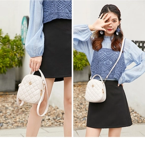 Détails du mini sac à main matelassé blanc avec logo doré et bandoulière fine