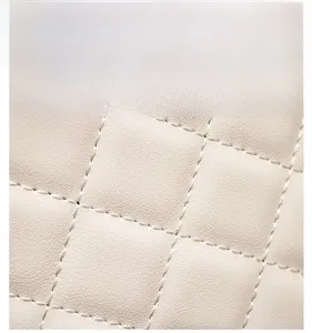 Détail du sac en cuir synthétique matelassé blanc avec motif de losanges et rembourrage