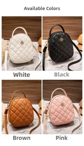 Détail de mini sacs à dos matelassés en blanc, noir, marron et rose poudré chic
