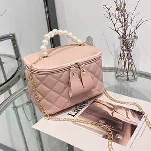 Sac seau matelassé rose avec poignée en perles et bandoulière chaîne dorée