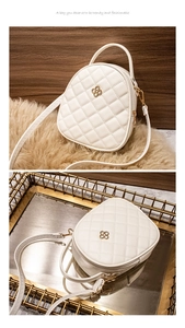 Détails du mini sac à dos blanc matelassé avec fermoir fleur dorée et bandoulière
