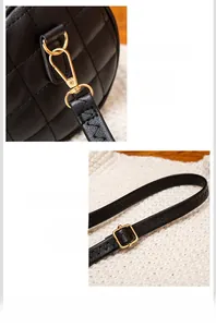 Details des goldenen Metallhakens und verstellbaren gesteppten Leder-Schulterriemens der Tasche