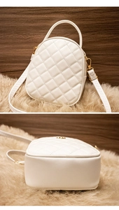 Détail d'un mini sac à main blanc matelassé avec ferrures dorées et broderie en losanges