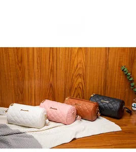 Auswahl an gesteppten Zylindertaschen in Weiß, Rosa, Braun und Schwarz mit Kettenriemen