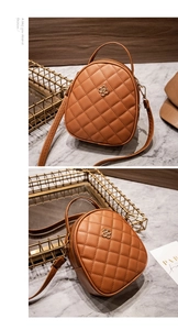 Détail du sac bandoulière matelassé marron avec logo fleur doré et surpiqûres fines