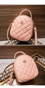 Détail du mini sac rose matelassé avec logo trèfle doré et texture de cuir fin