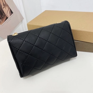 Klassische schwarze Stepptasche aus Leder mit goldener Kette in 45-Grad-Seitenansicht