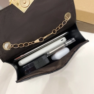 Klassische gesteppte Schultertasche mit Kette und geräumigem Innenraum für den Alltag