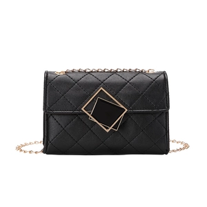 Klassische schwarze Stepptasche aus Leder mit goldener Kette und geometrischem Verschluss