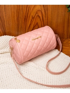Detailansicht der rosa gesteppten Zylindertasche mit Goldlogo und edlem Reißverschluss
