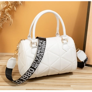 Details der weißen Stepp-Henkeltasche mit goldener Hardware und besticktem Tragegurt