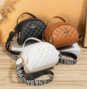 Détail de sacs matelassés en similicuir avec rubans jacquard élégants en trois couleurs