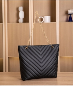 Détail du sac cabas matelassé noir avec bandoulière chaîne dorée et coutures en V