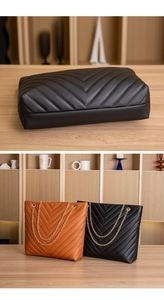 Détails du matelassage en V et chaînes dorées sur sacs cabas noirs et caramel