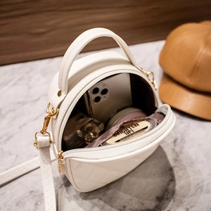 Mini sac rond blanc matelassé avec bandoulière en chaîne et poignée sur le dessus