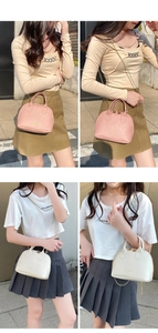 Street style λήψη για ροζ και κρεμ μίνι τσάντα κοχύλι με χρυσή αλυσίδα ώμου