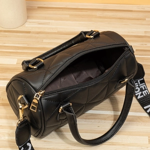 Schwarze gesteppte Boston-Tasche mit Rautenmuster und breitem LIFE LOVE-Gurt