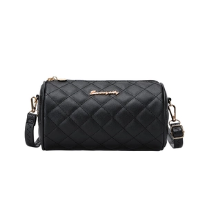 Bolso bandolera cilíndrico acolchado negro con logo Sunnycity dorado y cadena