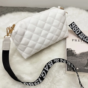 Sac bandoulière blanc matelassé avec chaîne élégante et large sangle lettrée