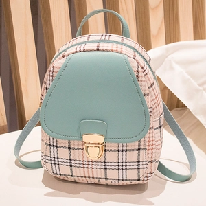 Mini mochila de cuadros rosa y blanco con correas azul claro y hebilla metálica dorada