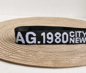 Detail eines schwarzen Schultergurts mit weißem AG.1980 CITY NEW Aufdruck im Sportstil