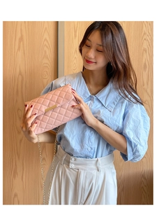 Détail du sac en cuir matelassé rose avec chaîne dorée et fermoir métallique