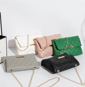 Vue détaillée de sacs à bandoulière matelassés en cinq couleurs avec chaîne dorée