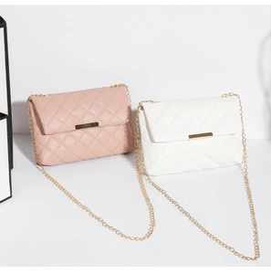 Détails de sacs à main matelassés roses et blancs avec chaînes dorées et fermoirs