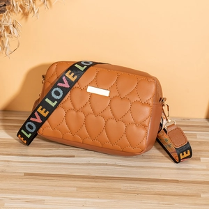 Sac bandoulière marron matelassé en cœur avec large bandoulière tissée colorée 'LOVE'