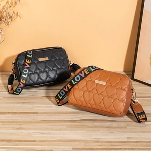 Sacs bandoulière minimalistes matelassés cœur noir et marron avec sangle LOVE
