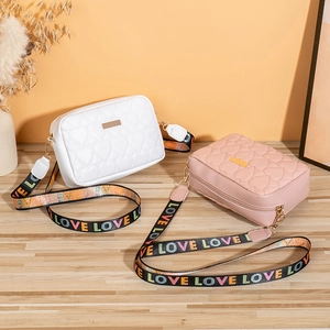 Petit sac bandoulière brodé de cœurs avec large sangle LOVE en rose et blanc