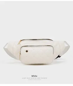 Detail van witte gewatteerde PU-leren heuptas met gouden ritsen en stoffen riem