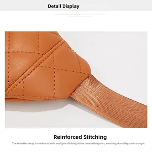Detailopname van bruine gewatteerde borsttas met versterkte stiksels en nylon riem