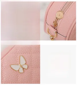 Gros plan détaillé sur le cuir rose matelassé et le fermoir papillon en métal doré