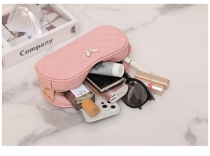 Trousse à maquillage rose matelassée avec nœud métallique et rangement intérieur spacieux