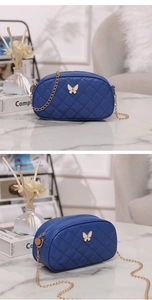 Gros plan du sac à chaîne matelassé bleu roi avec nœud blanc sur marbre élégant