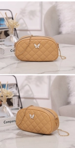 Détail macro du petit sac moutarde avec cuir matelassé et boucle papillon élégante