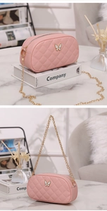 Vue détaillée du sac à chaîne rose matelassé avec logo papillon et bandoulière dorée