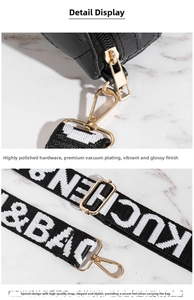 Detail der gesteppten schwarzen Brusttasche mit goldener Hardware und breitem Gurt