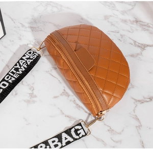 Detail der braunen Stepp-Gürteltasche mit bedrucktem Textilriemen und goldenem Reißverschluss