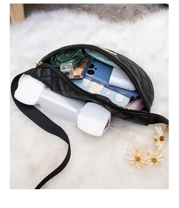Innenraum der gesteppten Crossbody-Brusttasche mit Handy und wichtigen Dingen