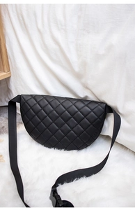 Detailaufnahme der schwarzen gesteppten Bauchtasche mit verstellbarem Gurt auf Kunstfell
