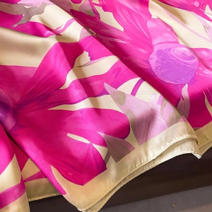Écharpe longue en soie synthétique à fleurs rose vif avec un éclat satiné et élégant
